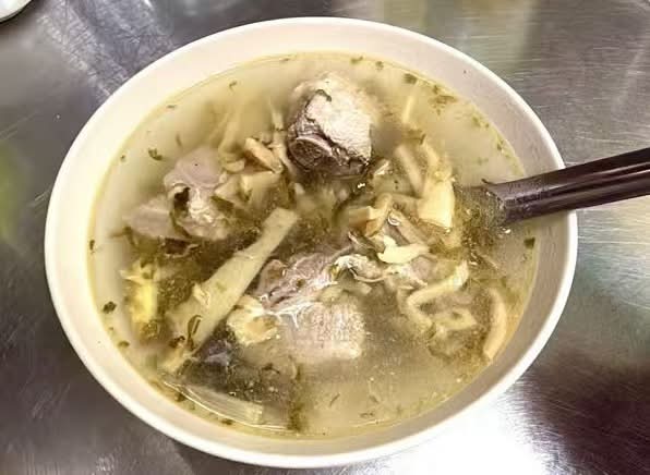 酸菜筍絲排骨湯Pork Ribs Soup with Pickled Mustard Greens & Bamboo Shoots / Soupe de côtes de porc aux légumes marinés et pousses de bambou